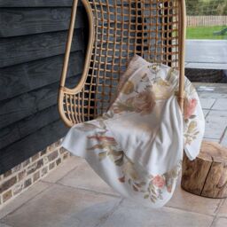 Benjamin Tate Design Flower Border Blanket in Natural - Size: 120 cm x 150 cm - thumbnail 4