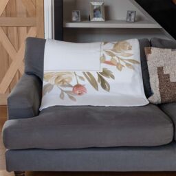 Benjamin Tate Design Flower Border Blanket in Natural - Size: 120 cm x 150 cm - thumbnail 2