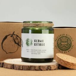Serenityy Greenman Woodwick Soy Candle Cedar Citrus in Green - Size: 0.5m x 1m - thumbnail 4
