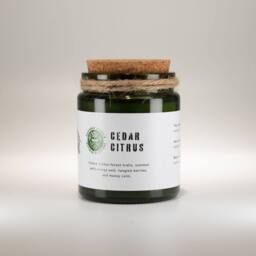 Serenityy Greenman Woodwick Soy Candle Cedar Citrus in Green - Size: 0.5m x 1m - thumbnail 2