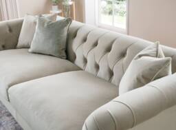 The Great Sofa Company Kensington 2-Seater Velvet Chesterfield Sofa in Silver - Size: 2 Seater - thumbnail 4