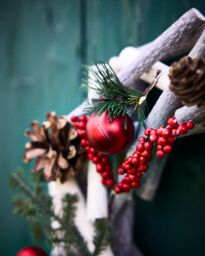 Dibor Woodland Berries Light Up Xmas Wreath Front Door Christmas Wreath 30cm in Red - thumbnail 3