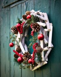 Dibor Woodland Berries Light Up Xmas Wreath Front Door Christmas Wreath 30cm in Red - thumbnail 4
