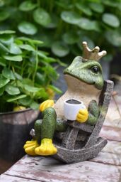 H&O Direct Frog Prince Figurine Resin Tabletop Ornament in Green