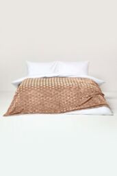 Homescapes Geometric Triangle Velvet Throw in Brown - Size: 130 cm x 160 cm - thumbnail 3
