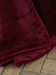 Catherine Lansfield 'Extra Large Raschel Velvet Touch' Blanket Throw in Red - Size: 200 cm x 240 cm - thumbnail 3