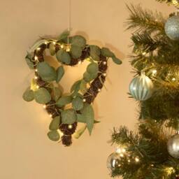 Lighting Collection Christmas Rattan Heart Wreath in Green