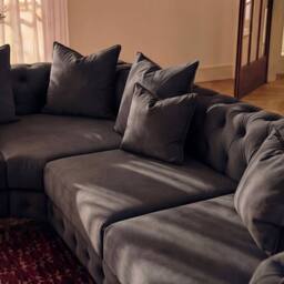 Sofaya Monaco 4 Seater Corner Sofa Chesterfield Velvet Left Hand Chaise in Black - Size: 4 Person - thumbnail 2