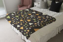 Benjamin Tate Design Yellow Green Triangles Blanket in Natural - Size: 120 cm x 150 cm - thumbnail 3