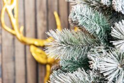 Shatchi 6FT Frosted Snowy Boulder Pine Helsinki Fir Green Tips Bushy Artificial Plain Christmas Tree in White - thumbnail 8