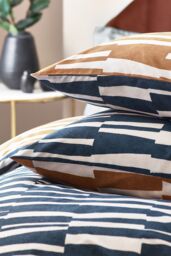 HOEM Piper Abstract Cotton Rich Reversible Duvet Cover Set in Navy - Size: King - thumbnail 4