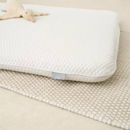 The Tiny Bed Company Coir & 100% Wool Folding Mattress Nuna Sena Aire 94x66cm in White - Size: Travel Cot - thumbnail 6