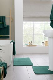 Catherine Lansfield 'Anti Bacterial' Cotton Towels in Dark Green - Size: Bath Sheet - thumbnail 4