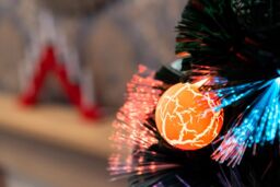 Shatchi 2Ft/60cm Pastel Stars & Baubles Fibre Optic Christmas Tree LED Pre-Lit in Green - Size: 2ft - thumbnail 6