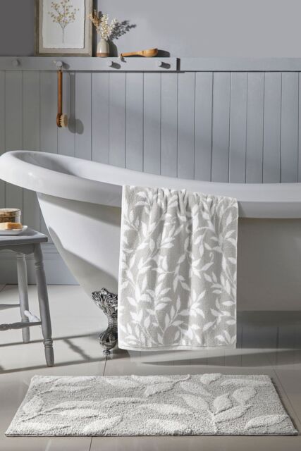Dreams & Drapes 'Sandringham' 100% Cotton Jacquard Towel in Light Grey - image 1