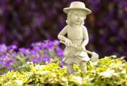 Marco Paul Gardening Kids garden resin ornament in Off-White - thumbnail 3