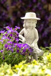 Marco Paul Gardening Kids garden resin ornament in Off-White - thumbnail 2