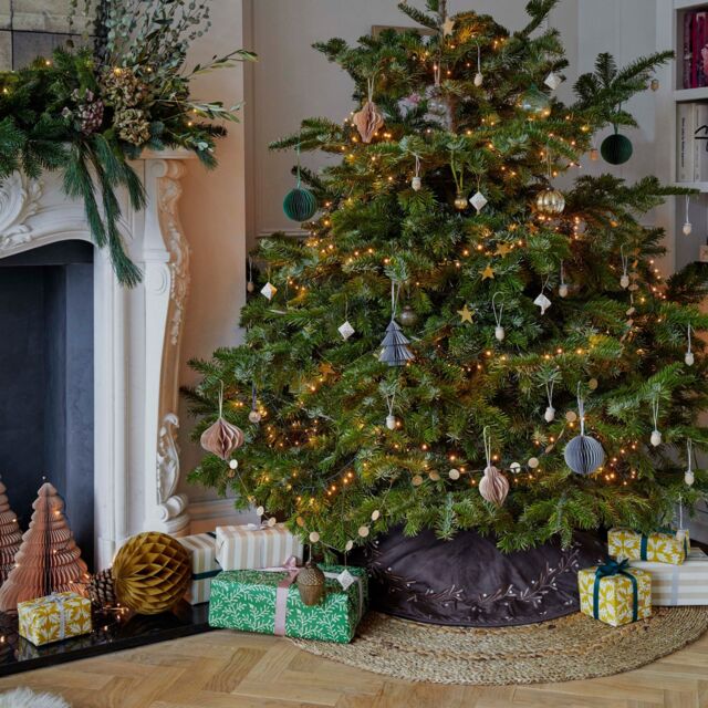 Ivyline Mocha Velvet Mistletoe Tree Skirt D80cm in Brown - image 1
