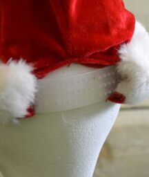 Samuel Alexander 35cm Battery Powered Singing & Animated Moving Christmas Santa Hat in Red - thumbnail 4