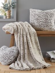 Catherine Lansfield 'Wolf Faux Fur' Cosy Family Sized Extra Large Throw in Natural - Size: 150 cm x 200 cm - thumbnail 4