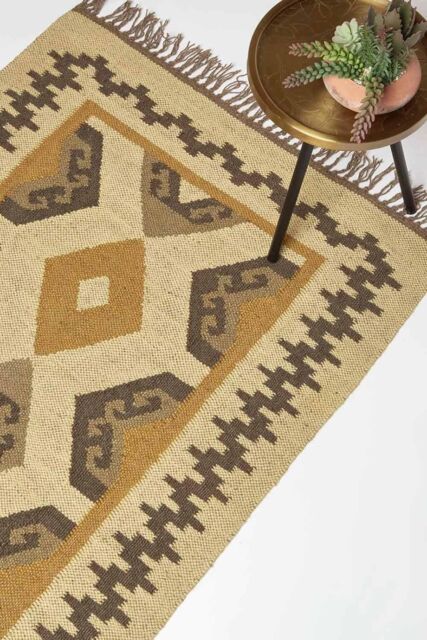 Homescapes Ravar Brown & Gold Kilim Wool Rug - Size: 120 cm x 170 cm - image 1