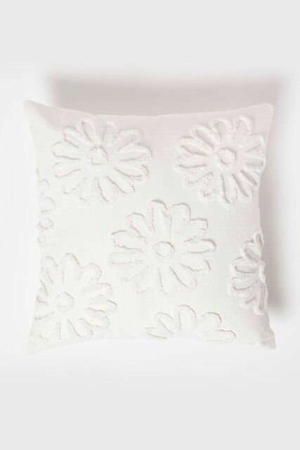 Homescapes Floral Daisy Tufted Cotton Cushion in White - Size: 45 cm x 45 cm - image 1