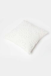 Homescapes Floral Daisy Tufted Cotton Cushion in White - Size: 45 cm x 45 cm - thumbnail 5