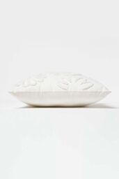 Homescapes Floral Daisy Tufted Cotton Cushion in White - Size: 45 cm x 45 cm - thumbnail 4