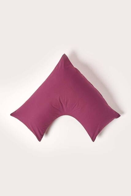Homescapes Egyptian Cotton V Shaped Pillowcase 200 TC in Plum - image 1