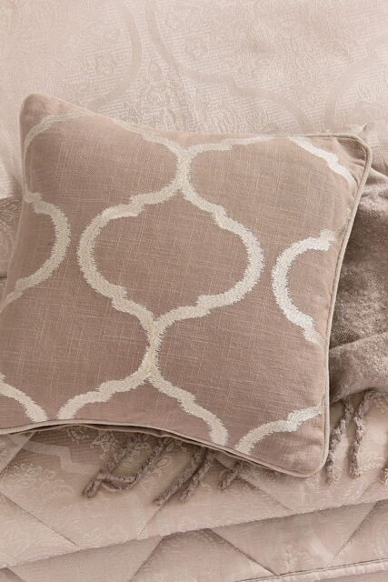 1951 'Reza' Cotton Cushion in Pink - Size: 40 cm x 40 cm - image 1