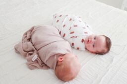 Lulujo 2-pack Cotton Swaddles - Mushroom / Sand - thumbnail 5