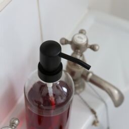 Harbour Housewares 2pc Glass Soap Dispenser Set with Ceramic Tray & Labels in Clear - thumbnail 6