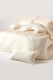 Homescapes Sateen Cotton Continental Pillowcase 400 TC, 80 x 80 cm in Cream - thumbnail 4