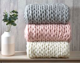 Smart Living Chunky Hand-Knitted Soft & Cosy Throw Blanket 120x150 cm in Pink - Size: 120 cm x 150 cm - thumbnail 2