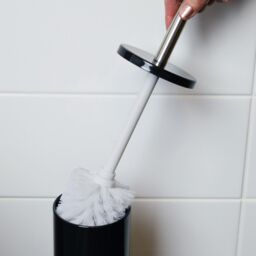 Harbour Housewares 5L Round Bathroom Bin & Brush Set - Slim Stainless Steel Bathroom Set in Black - thumbnail 7
