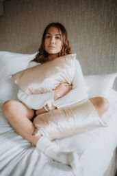 Silk Addict 100% Mulberry Silk Pillowcase Twinpack - Caramel in Metallic Gold - Size: Standard Pillow Case - thumbnail 3