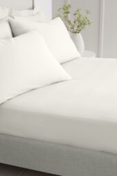 Bianca 200 Thread Count Cotton Percale 32cm Depth Sheet in Cream - Size: King Fitted - thumbnail 2