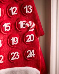 Dibor Luxury Jolly Santa Handing Christmas Advent Calendar for kids in White - thumbnail 4