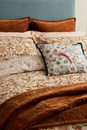 Morris & Co 'Sunflower' Cotton Duvet Cover Set in Tan - Size: Single - thumbnail 2