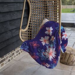 Benjamin Tate Design Red White & Blue Flower Print Blanket in Natural - Size: 120 cm x 150 cm - thumbnail 4