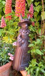 Inspirational Gifting Mr & Mrs Rabbit Sculpture Garden Ornament in Bronze - thumbnail 3