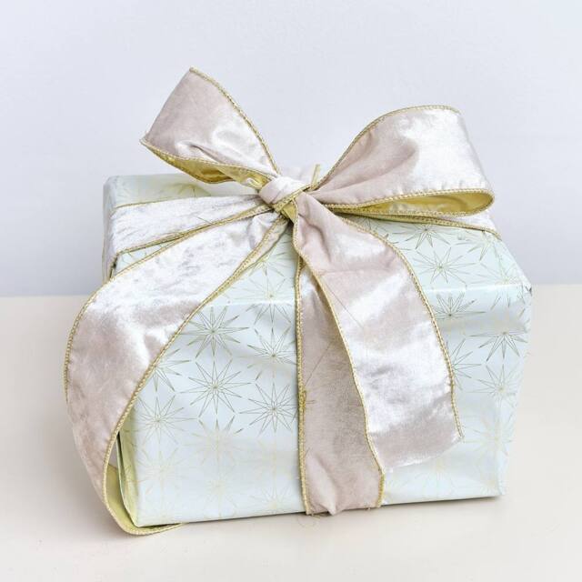 Melody Maison Large White & Gold Shiny Velvet Wired Ribbon Garland - 270cm (2.7m / 106.3') - image 1