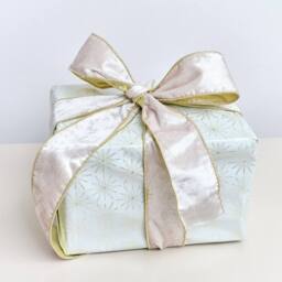 Melody Maison Large White & Gold Shiny Velvet Wired Ribbon Garland - 270cm (2.7m / 106.3')