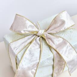 Melody Maison Large White & Gold Shiny Velvet Wired Ribbon Garland - 270cm (2.7m / 106.3') - thumbnail 3