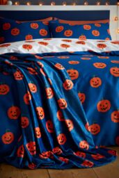 Catherine Lansfield 'Halloween Pumpkins' Cosy Fleece Blanket Throw in Navy - Size: 130 cm x 170 cm - thumbnail 1
