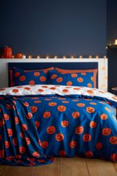Catherine Lansfield 'Halloween Pumpkins' Cosy Fleece Blanket Throw in Navy - Size: 130 cm x 170 cm - thumbnail 2
