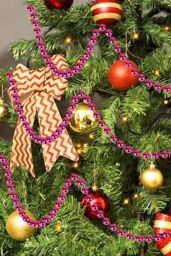 Neel Blue 9M Metallic Christmas Bead Chain - 7.5mm Shiny Pearl Garland in Dark Pink - thumbnail 6