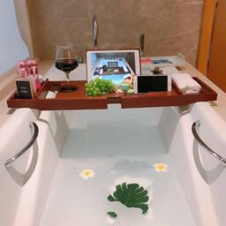 MANTRARAJ Bamboo Extendable Bath Tub Caddy with Folding Leg & Wine Tablet Holder in Dark Brown - thumbnail 3