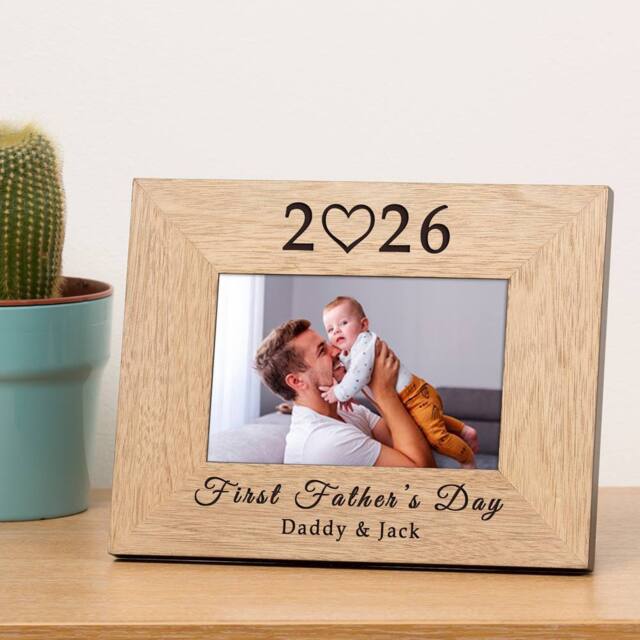 Uniqueful Men's Personalised First Father's Day Year Wood Picture Frame 6x4 for Dad in Brown - image 1