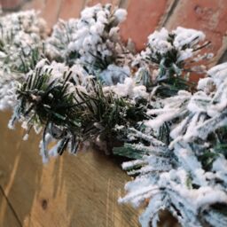 Samuel Alexander 270cm (9ft) Luxury Green Christmas Snowflocked Garland - thumbnail 3